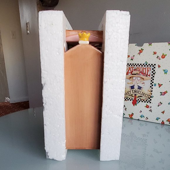 Mary Engelbreit Queen Ceramic Bookends - Cream and Tan - Picture 11 of 15